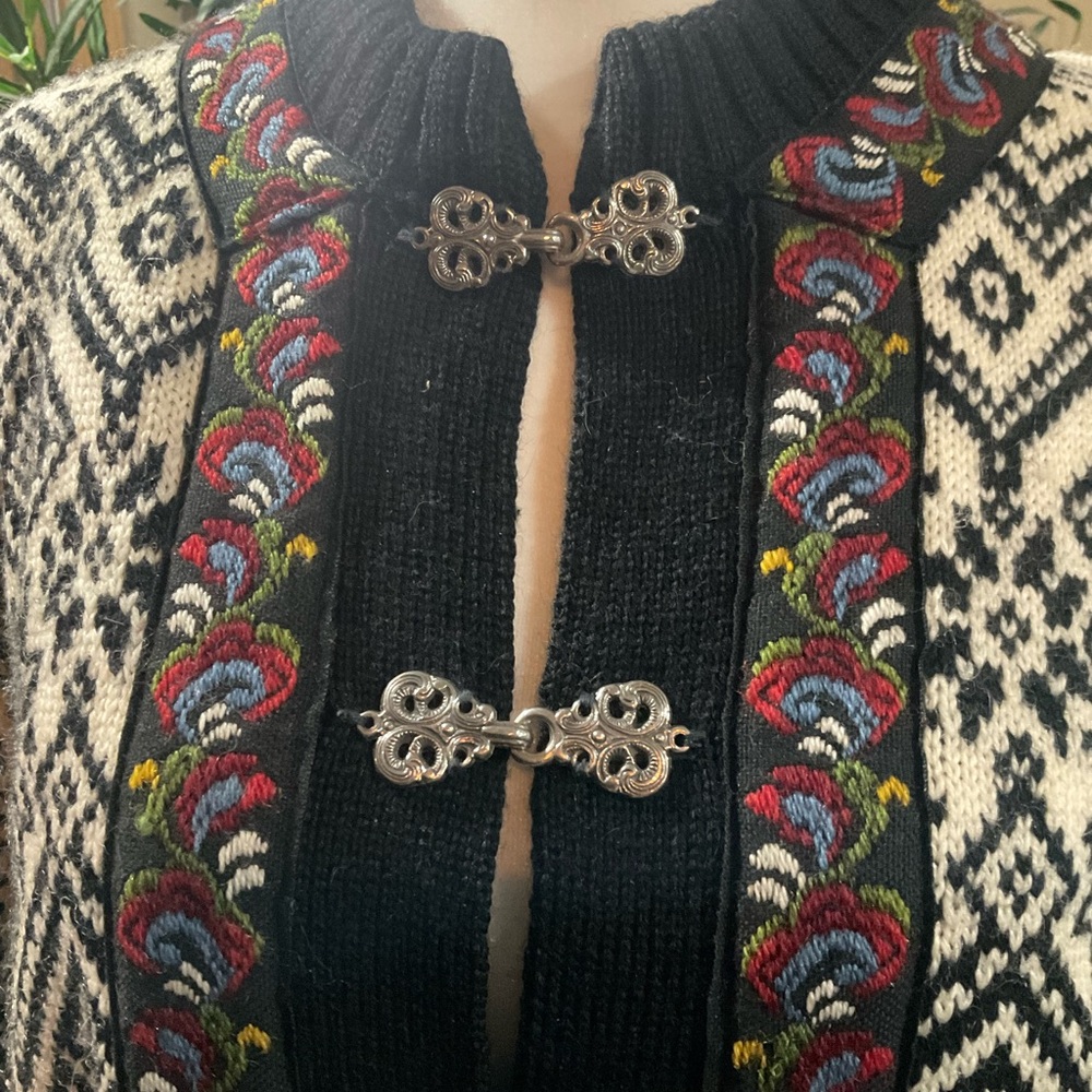 “Scandinavian” Style Embroidered Hook And Eye Closure Long Sleeved Sweater. - Picture 3 of 14